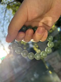 经常有人说,一个女生,买点翡翠啥的不是挺好吗