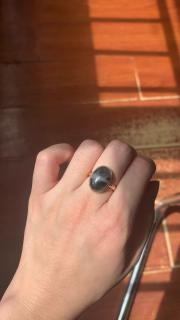 青花的包金戒指,18k金镶嵌,是一个比较大水墨青花的戒面,和田籽料#和
