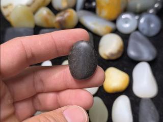 8.6克黑油皮糖玉籽料.重皮和田玉籽料,油润度相当之达标的黑油皮糖玉