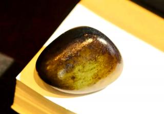 和田玉黑皮籽料:探索多款老气老熟的精品特色皮色
