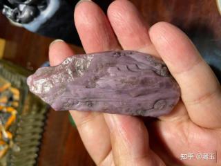 它是和田玉里产量最稀缺的一种油性顶级很多人还是第一次见