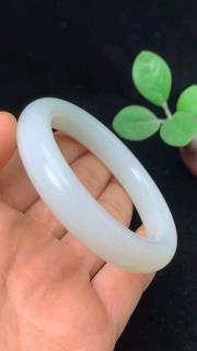 和田玉白玉手镯54.5圈口,白度极好,密度高,油润十足,正装镯型,典雅秀