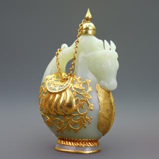 珍品旧藏包金镶嵌和田玉马壶 器形规整,玉质白细,精美绝伦 和田玉马壶