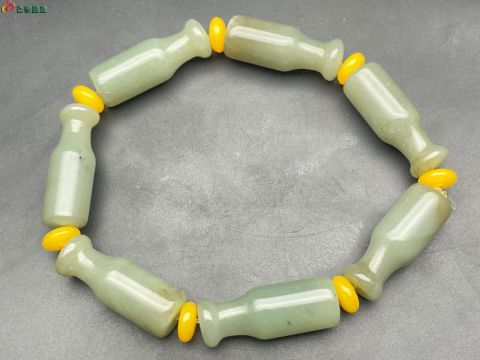 和田玉烟嘴手链一个
