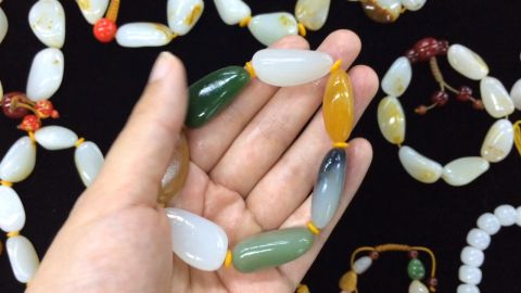 在新疆和田玉市场看独籽手串,皮和无皮籽料的市场情况