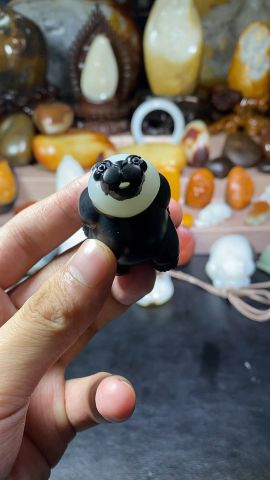 新疆和田玉黑皮熊猫