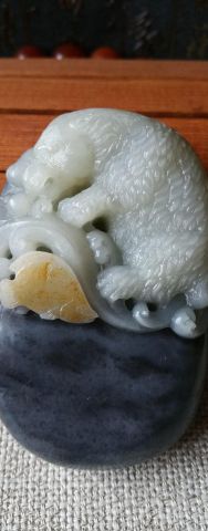 和田玉青花籽料雄霸天下大手把件