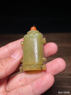 老和田玉黄玉佛在心中挂件:温润禅意,福佑随身