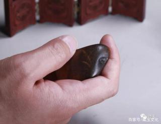 喜欢老熟,黑皮的和田玉籽料千万别错过