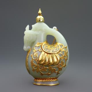 珍品旧藏包金镶嵌和田玉马壶 器形规整,玉质白细,精美绝伦 和田玉马壶