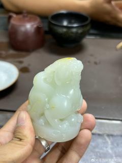 和田玉籽料撒金皮飞天貔貅摆件