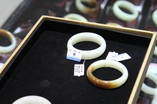 翡翠手镯和和田玉手镯各有特色,翡翠硬度较高,颜色翠绿高贵,而和田玉