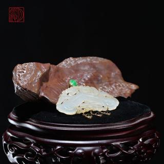 月印池 明代和田玉玉磬包金挂坠年代:明代规格:5.6*2.8*0.3cm 说明:明