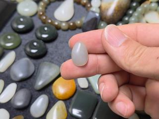 2.5克散墨青花籽料.天然形成的水滴形,和田玉籽料小挂坠,或则配和田玉