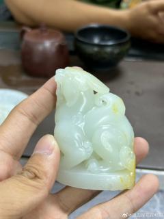 和田玉籽料撒金皮飞天貔貅摆件