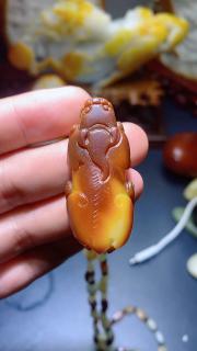 和田玉籽料黄沁貔貅吊坠立体雕刻