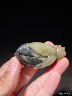 老和田玉青花连连有鱼雕件:墨玉凝纹里的吉庆盈然