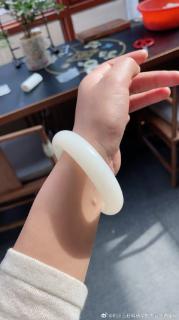 和田玉白玉山料羊脂手镯随拍,大家看看那个宽度更好看呢