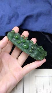 和田玉碧玉摆件荷塘蛙趣.质地温润细腻,色泽纯正均匀,雕工细致,正当盛