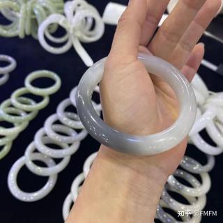 和田玉手镯应该怎么选