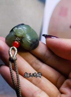 和田玉吊坠《福在眼前》的文化寓意