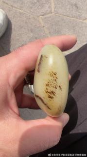 新疆和田玉籽料原石,聚黑皮,真皮真色,半皮半肉的一个大手把件