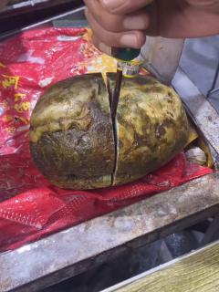 和田玉籽料石包玉,能不能开出来,全靠天意