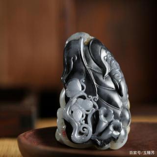 青花带洒金皮的和田玉籽料,饱满有致的雕刻设计,太养眼!