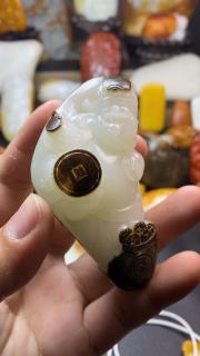 和田玉籽料独籽黑皮白肉财神