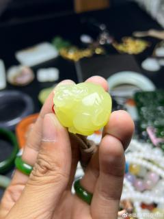 黄口卧牛望月吊坠