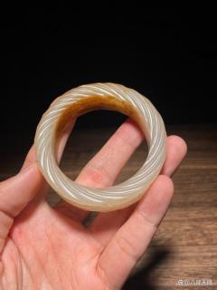 明代和田玉饕餮纹手镯:古韵镯影,兽面威灵