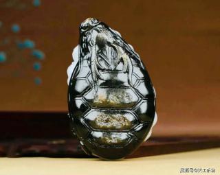 带黑皮的山料"龙龟"!揭秘奇特的和田玉俄黑皮料!