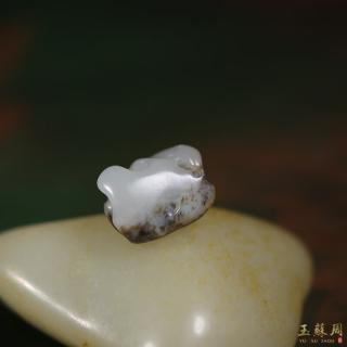 3.7克新疆和田玉籽料黑皮白玉太湖石勒子配饰不
