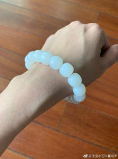 近期的和田玉还图秀一波,图一乱入一只翡翠镯子