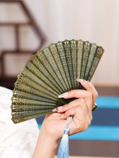 李婉如获赠和田玉青玉扶摇扇后惊艳全场