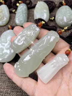 和田玉挂件这样搭配,气质瞬间提升✨