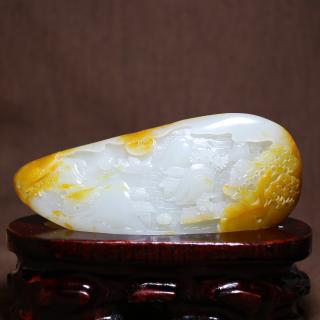 和田玉籽料原石雕刻后,展现不一样的美,成了玩石人的挚爱