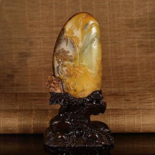 和田玉籽料经过自然磨砺,留下细腻紧实的肉质,还有亮丽的颜色