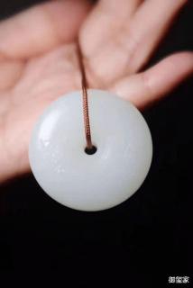 和田玉与翡翠哪个好,八成的人不知道!