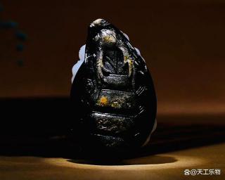 带皮色的真山料!天生异象的和田玉俄黑皮料"龙龟"!