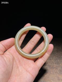 明 和田玉受沁圆条手镯 尺寸内径5.8厘米,宽1厘米