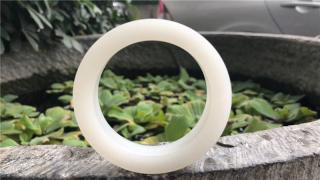 和田玉里顶级山料是什么行情?这种料30万一公斤也很难买到