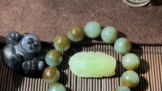 这个视频分享的是我自己平时怎么保养我的和田玉手串吊坠,每个人习惯