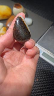 和田玉籽料橘黑皮,橘黑皮吊坠一口气,半皮半肉的包金的籽,这样的料子