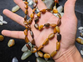 红沁籽料和黄沁籽料配出来的和田玉籽料项链,就让大伙们看看配什么和
