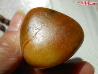 迷人的和田玉原石黄沁籽料弥勒挂件