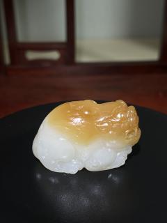 和田玉糖羊脂貔貅吊坠