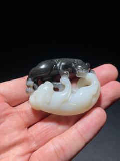清和田玉黑皮俏色双獾雕件 尺寸5.1×4.4×1.9厘米,重量46.3克