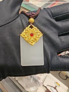 足金镶嵌和田玉颈饰,运用古祖黄金艺精心打