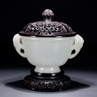 和田玉香炉 总高:17.8厘米.净高:8.8厘米.耳距:15.8厘米.肚宽:12.8厘